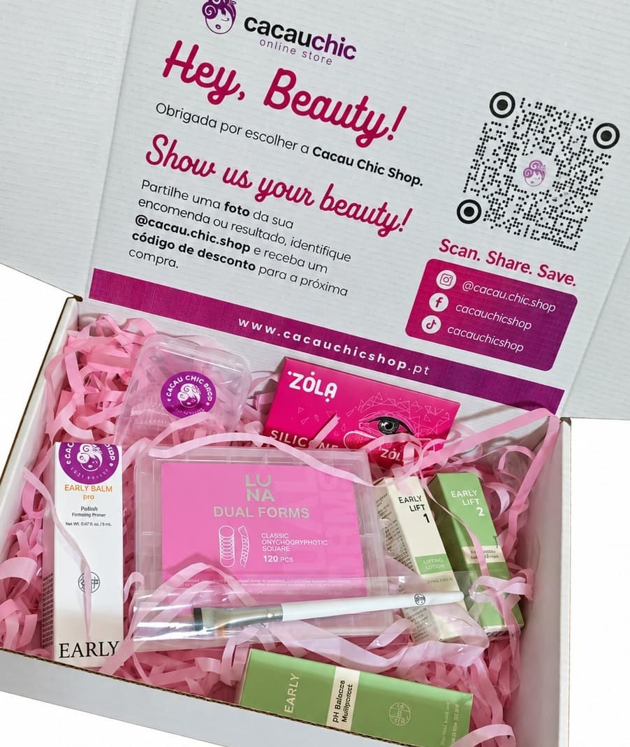 Geöffnete Cacau Chic Shop Box mit Beauty-Produkten, rosa Verpackungspapier und der Nachricht Hey, Beauty!
