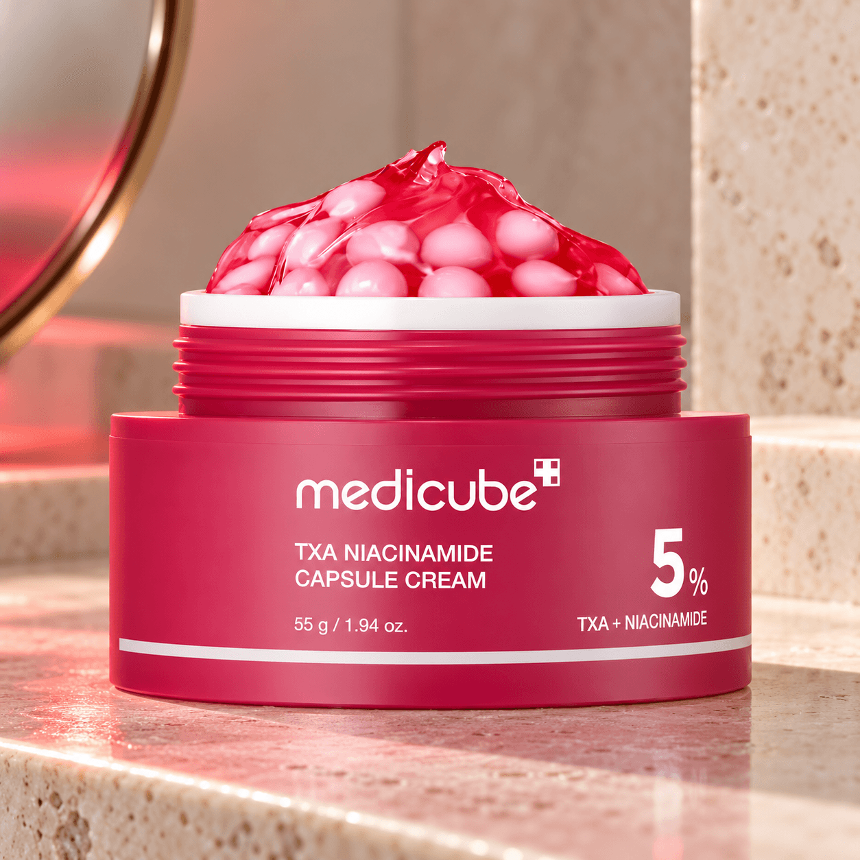 Medicube TXA Niacinamide Capsule Cream — Tom Uniforme 55 g — imagem de apresentação num cenário de skincare