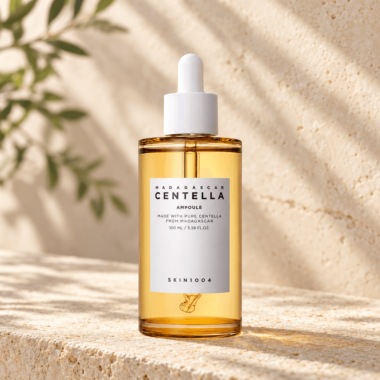 SKIN1004 Madagascar Centella Ampoule — Conforto 100 ml — imagem de apresentação num cenário de skincare