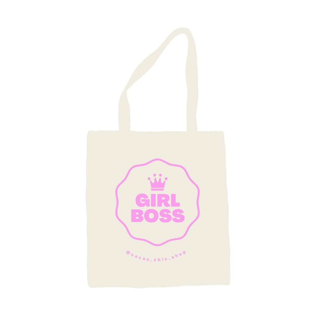 Tote Bag Girl Boss Cacau Chic Shop, em tom cru com impressão rosa, de oferta na compra do kit de micropigmentação.