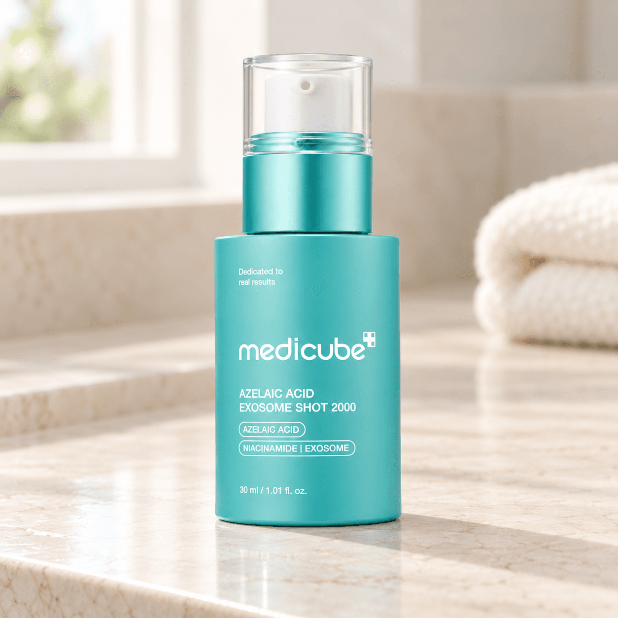 Medicube Azelaic Acid Exosome Shot Ampoule 2000 — Ampola 30 ml — composição ilustrativa do produto em ambiente de cuidados de pele