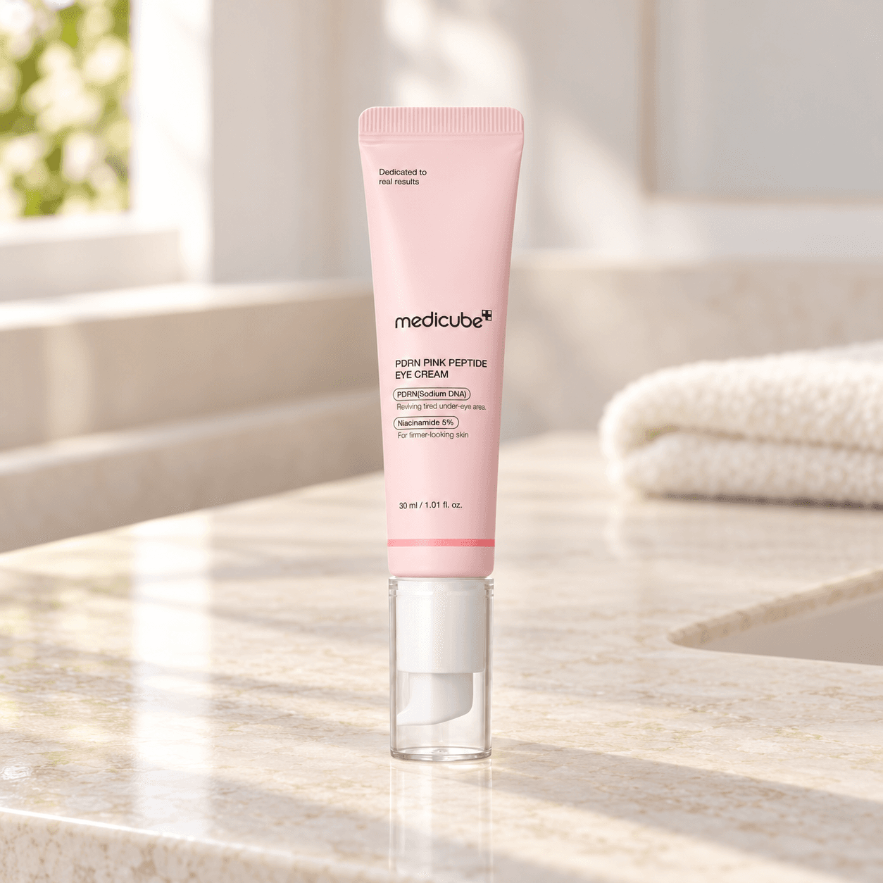 Medicube PDRN Pink Peptide Eye Cream — Contorno de Olhos 30 ml — composição ilustrativa do produto em ambiente de cuidados de pele