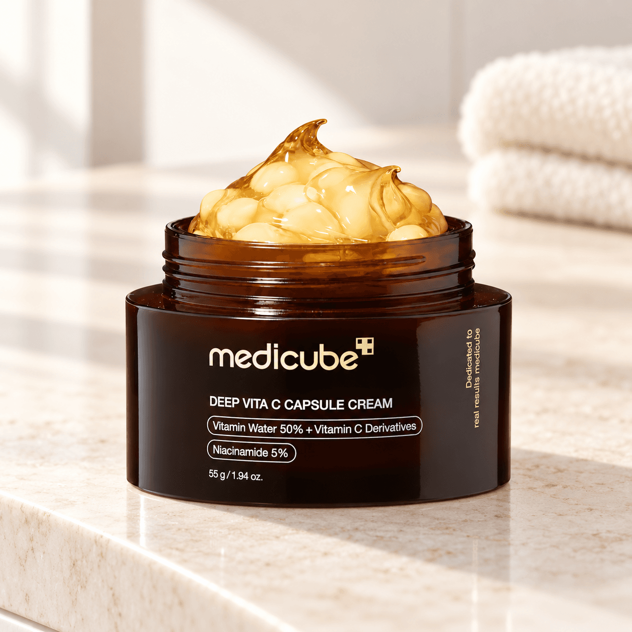 Medicube Deep Vita C Capsule Cream — Creme Facial 55 g — composição ilustrativa do produto em ambiente de cuidados de pele
