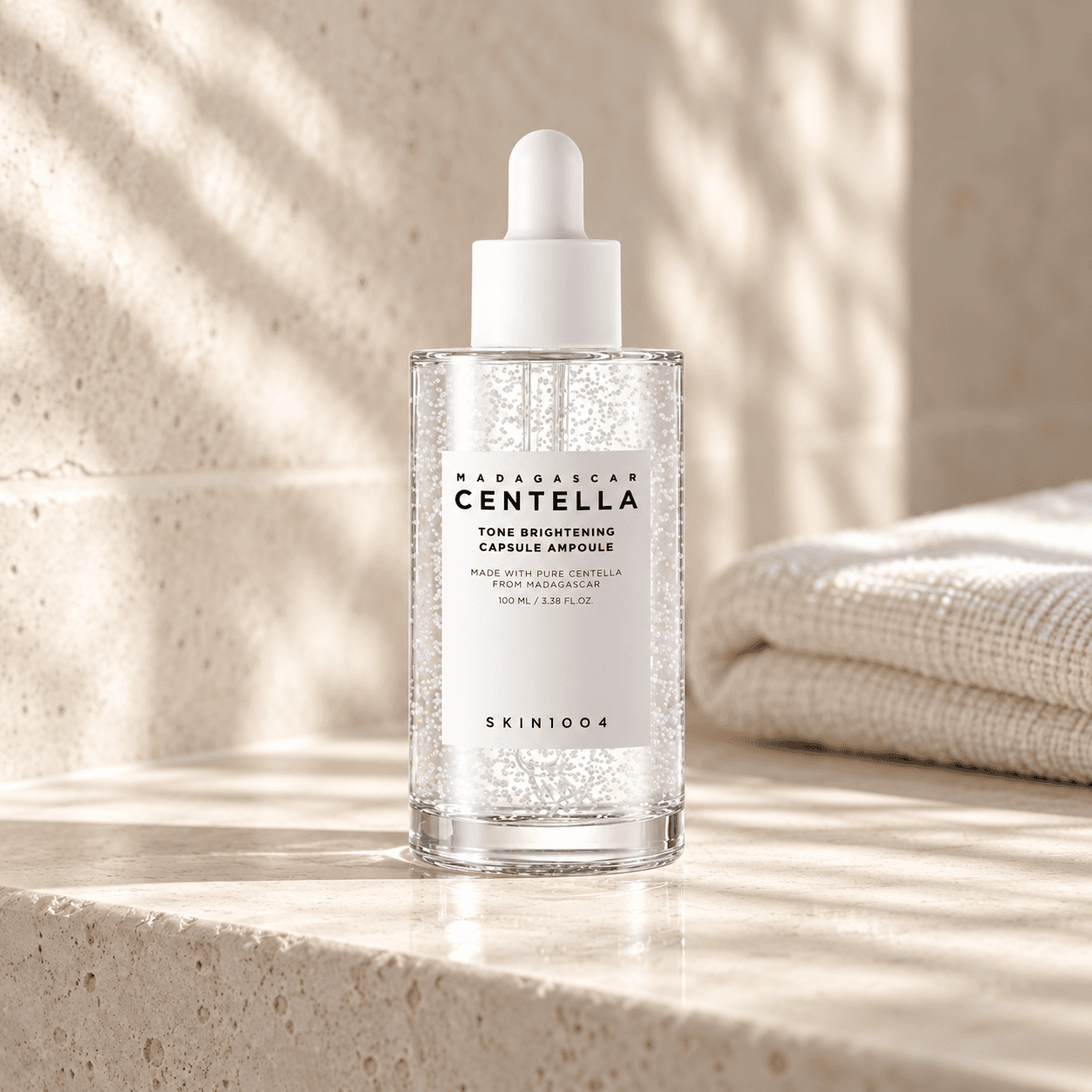 SKIN1004 Tone Brightening Capsule Ampoule 100 ml — composição ilustrativa do produto num ambiente de cuidados de pele