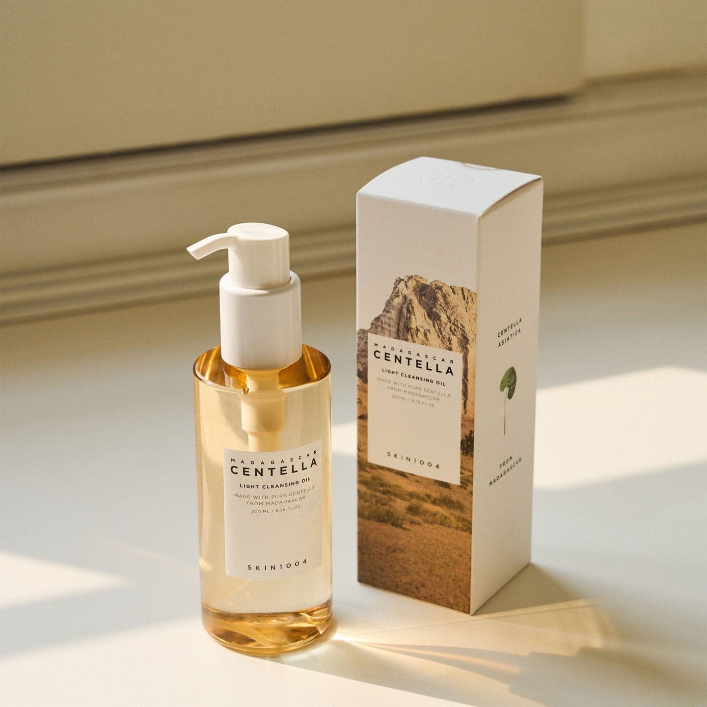 SKIN1004 Madagascar Centella Light Cleansing Oil 200 ml, frasco e embalagem