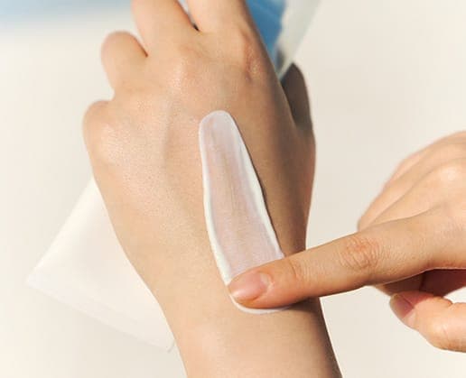 Textura do protetor solar SKIN1004 Hyalu-Cica Water-Fit Sun Serum