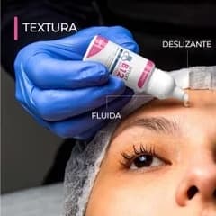 Textura fluida do B12 Skin Pro durante aplicação facial
